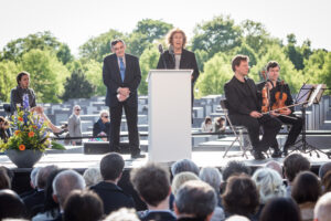 Berlin, 7. Mai 2015: Marian Turski und Ingeburg Geißler (*1932 in Erfurt) beim Festakt anlässlich des zehnjährigen Bestehens des Holocaust-Mahnmals. Beide wurden am 8. Mai 1945 in Theresienstadt befreit. © Stiftung Denkmal / Marko Priske