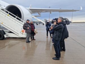 Pavel Taussig und Christian Pfeil vor dem Einstieg ins Flugzeug © Stiftung Denkmal / Uwe Neumärker