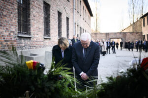 Der Bundespräsident und Frau Büdenbender bei der Kranzniederlegung an der »Todesmauer« © Bundesregierung / Jesco Denzel