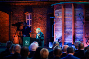 Ansprache des Überlebenden und Präsidenten des Internationalen Auschwitz-Komitees Marian Turski (* 1926 im damals polnischen, heute litauischen Druskininkai) © Bundesregierung / Jesco Denzel