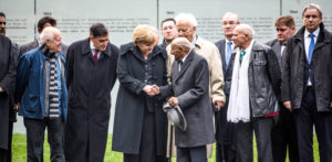 Bundeskanzlerin Dr. Angela Merkel mit Reinhard Florian bei der Eröffnung des Denkmals für die ermordeten Sinti und Roma, Oktober 2012, © Stiftung Denkmal, Foto: Marko Priske