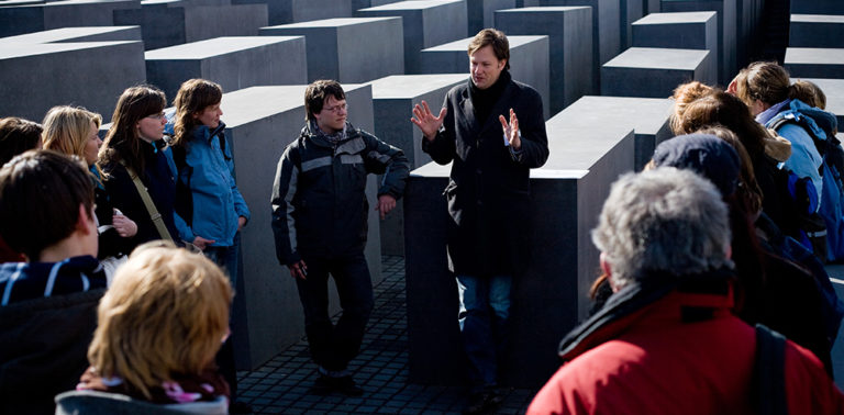 Öffentliche Führung am Denkmal für die ermordeten Juden Europas, Foto: Marko Priske