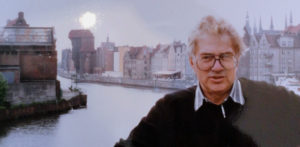 Frank Meisler 1989 in Danzig, der erste Besuch seiner Heimatstadt nach 50 Jahren, im Hintergrund: das Krantor, Foto: Frank Meisler