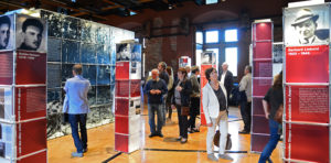2018 09 27 Aschaffenburg Besucher in der Ausstellung Otschik