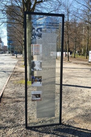 Infotafel am Homosexuellen-Denkmal