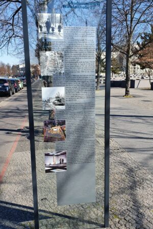 Infotafel zur Wilhelmstraße 73 am Holocaust-Denkmal