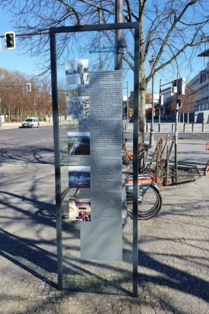 Infotafel zur Wilhelmstraße 72 am Holocaust-Denkmal