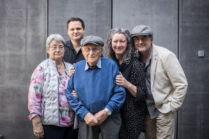 Von links nach rechts: Gerda Dänekas, Albrecht Weinber, Reporter Nicolas Büchse, Sohn von Frau Dänekas mit Ehefrau, Foto: Marko Priske