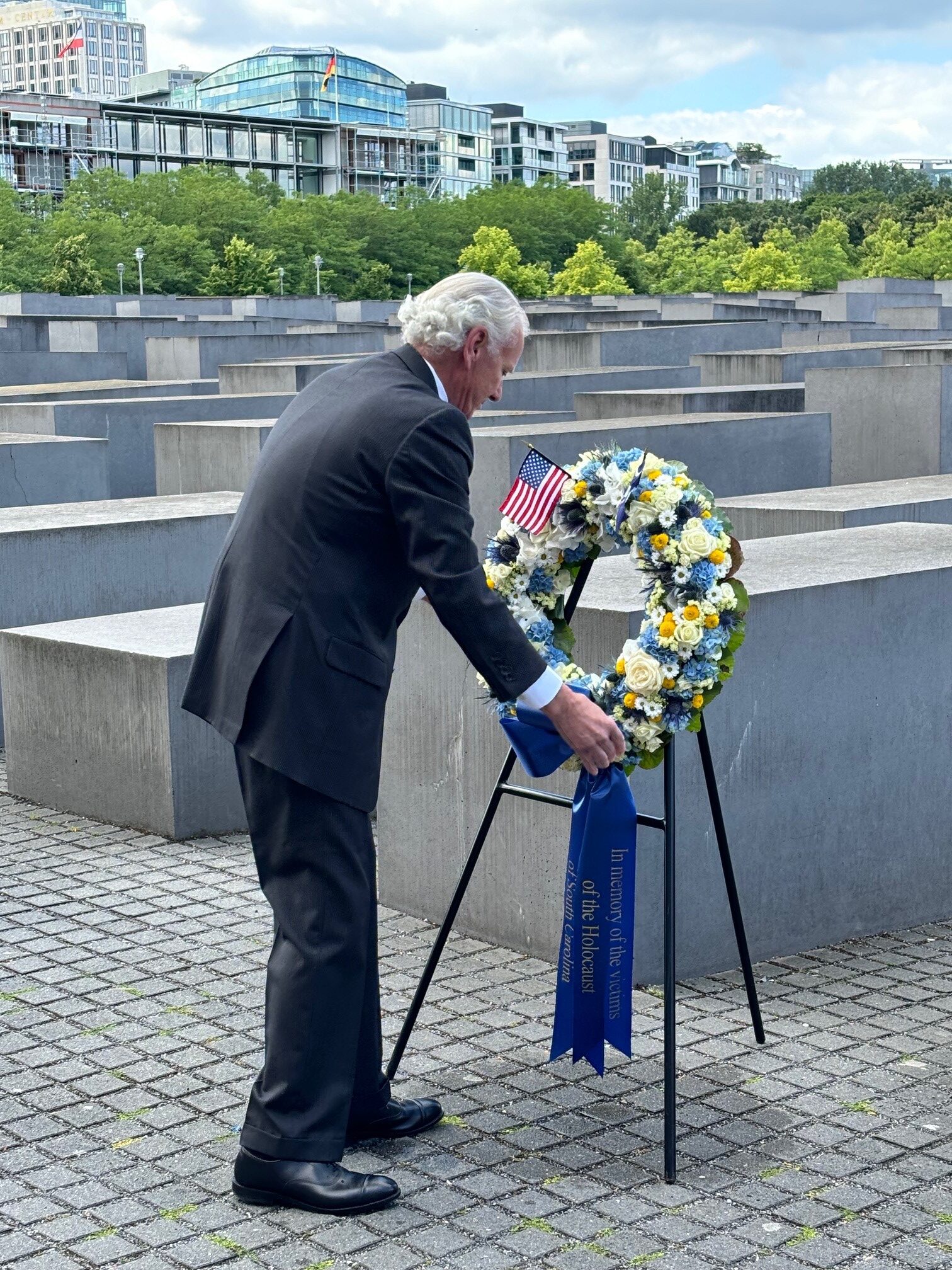 South Carolina Governor lays wreath at Holocaust Memorial