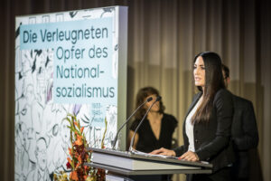 Wider das Verleugnen — Levinia Stevens erinnert an ihre Familie © Stiftung Denkmal, Foto: Marko Priske