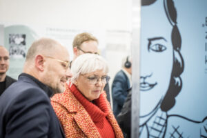 Eröffnung der Ausstellung »Die Verleugneten«, Dr. Ulrich Baumann, Hauptkurator, und Claudia Roth während des Rundgangs © Stiftung Denkmal, Foto: Marko Priske