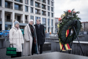 Gedenken am Holocaust-Denkmal mit Claudia Roth, Uwe Neumärker, Anna Kaminsky, © Stifung Denkmal, Foto: Marko Priske