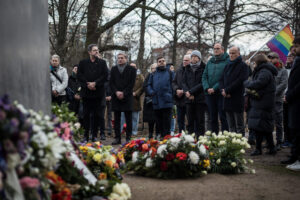 Gedenken Gedenken am Homosexuellen-Denkmal, Foto: ©Marko Priskea Homosexuellen-Denkmal © Stifung Denkmal, Foto: Marko Priske