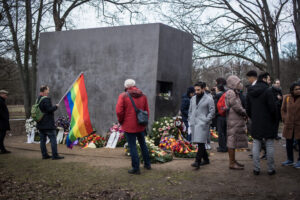 Gedenken am Homosexuellen-Denkmal, © Stifung Denkmal, Foto: Marko Priske