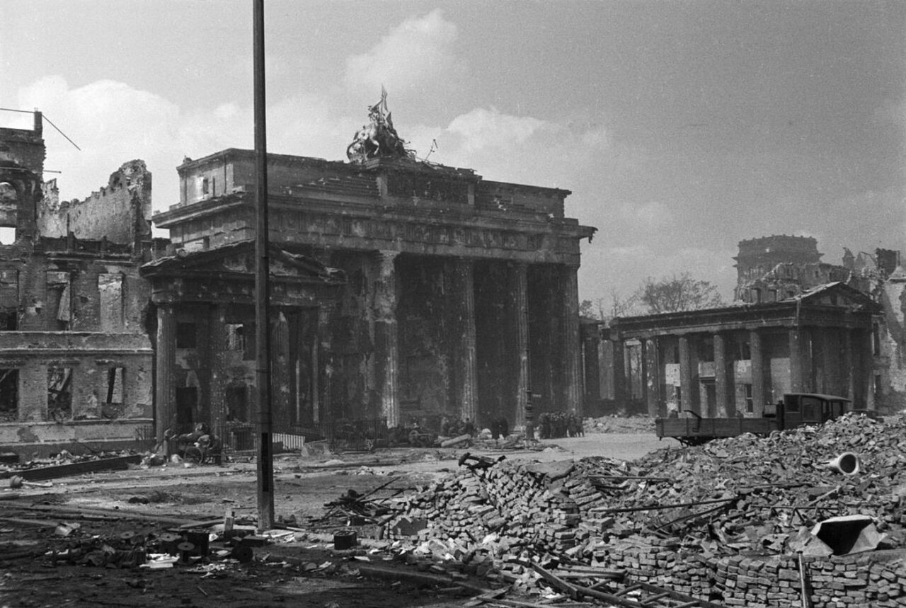 Das zerschossene Brandenburger Tor Anfang Mai 1945 Im Hintergrund ist das Reichstagsgebaeude