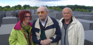 Walter Frankenstein mit seinem Sohn Michael und dessen Frau im Stelenfeld (Juni 2012), Foto: Stiftung Denkmal