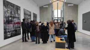 Gruppe im Ausstellungspavillon Gerhard Richter BIRKENAU, Foto: Uta Gerlant