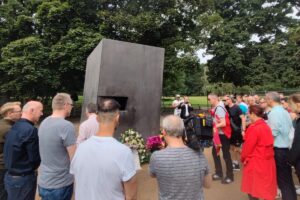 Stilles Gedenken am Homosexuellen-Denkmal anlässlich des Berliner CSD © Stiftung Denkmal