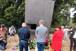 Stilles Gedenken am Homosexuellen-Denkmal anlässlich des Berliner CSD © Stiftung Denkmal