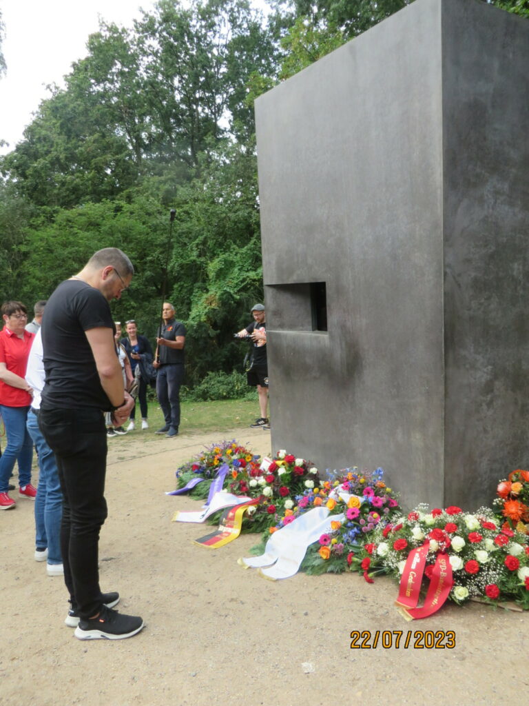 Gedenken am Homosexuellen-Denkmal © Stiftung Denkmal