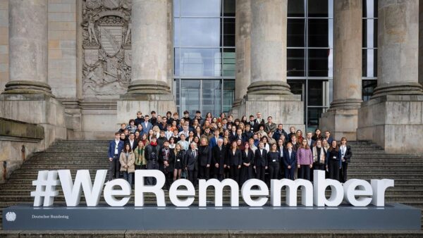 Shoah-Überlebende Roman Schwarzman, Bundespräsident Frank-Walter Steinmeier, Bundestagspräsidentin Bärbel Bas und die Teilnehmerinnen und Teilnehmer der Jugendbegegnung im Rahmen der Kampagne „#WeRemember“ © DBT /Thomas Trutschel /photothek