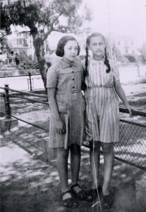 Herbst 1944 in Saloniki mit ihrer Freundin Laura Molho, die ebenfalls im Versteck überlebte (rechts im Bild), © The Jewish Museum of Greece, Athen