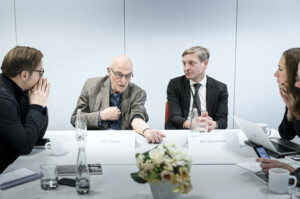 Pavel Taussig und Uwe Neumärker bei der Pressekonferenz am Flughafen BER © Bundesregierung / Jesco Denzel