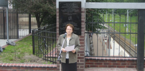 Nechama Drober bei der Einweihung der Gedenktafel für die deportierten Juden, 24. Juni 2011, Foto: Stiftung Denkmal