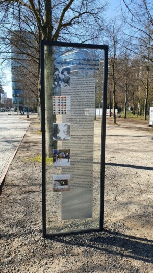 Infotafel am Homosexuellen-Denkmal