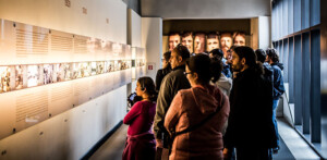 Ausstellungsbesucher im Ort der Information, Foto: Marko Priske