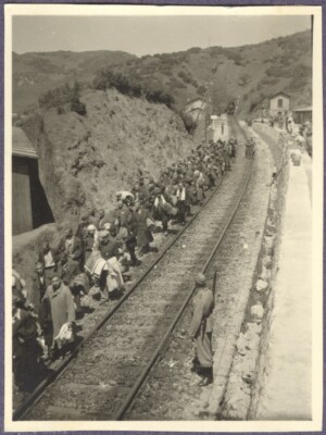 Bild 1 Ankunft jüdischer Häftlinge am Bahnhof in Karya, April 1943 © Sammlung Andreas Assael