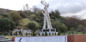 Palmnicken, Frühjahr 2011: Das Holocaustdenkmal am Ostseestrand, links, Bild: Initiatiwa »Palmnicken-45 w Kaliningrade«