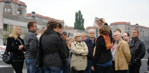 Besuchergruppe am Denkmal für die ermordeten Juden Europas