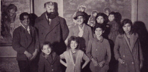 Otto Pankok und Düsseldorfer Sinti bei der Eröffnung seiner Ausstellung »Zigeuner« in der Kunsthalle Düsseldorf, 1932